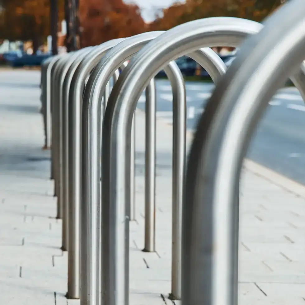 <strong>Stojaki rowerowe </strong>na zewnątrz i w garażu