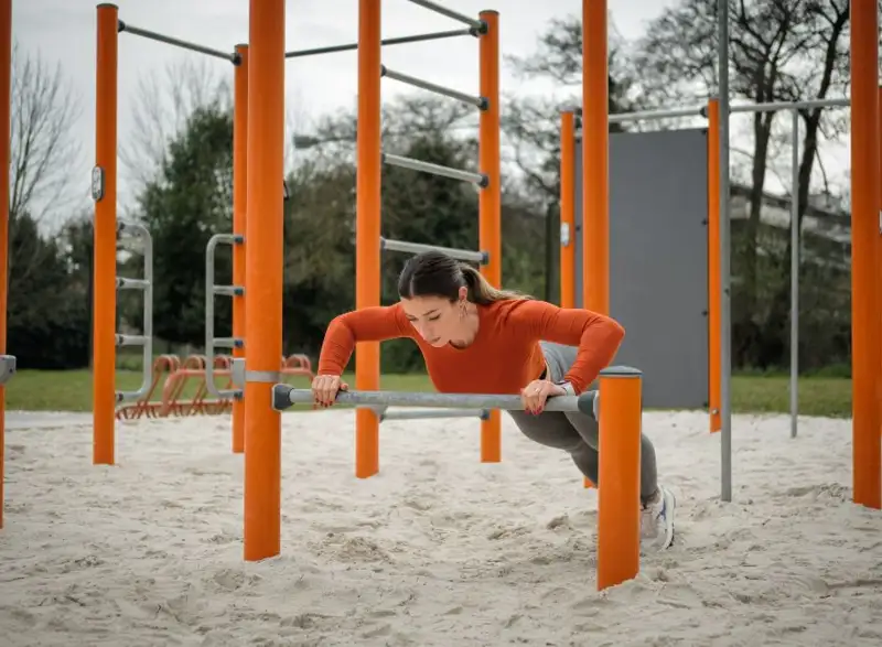 Siłownie plenerowe na osiedlu – sposób na aktywny tryb życia blisko domu
