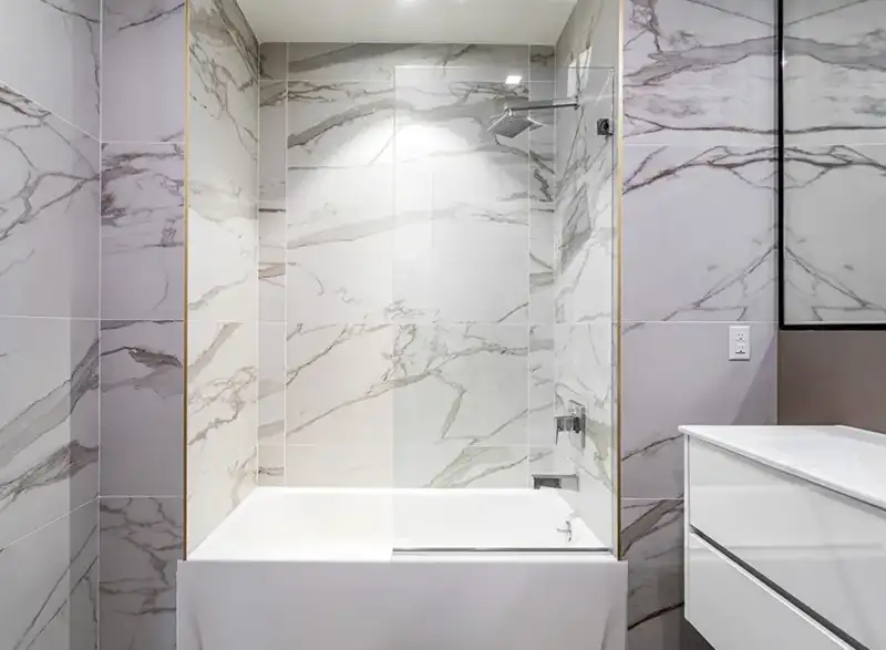 Łazienka rodzinna: dlaczego wanna i prysznic to najlepszy duet